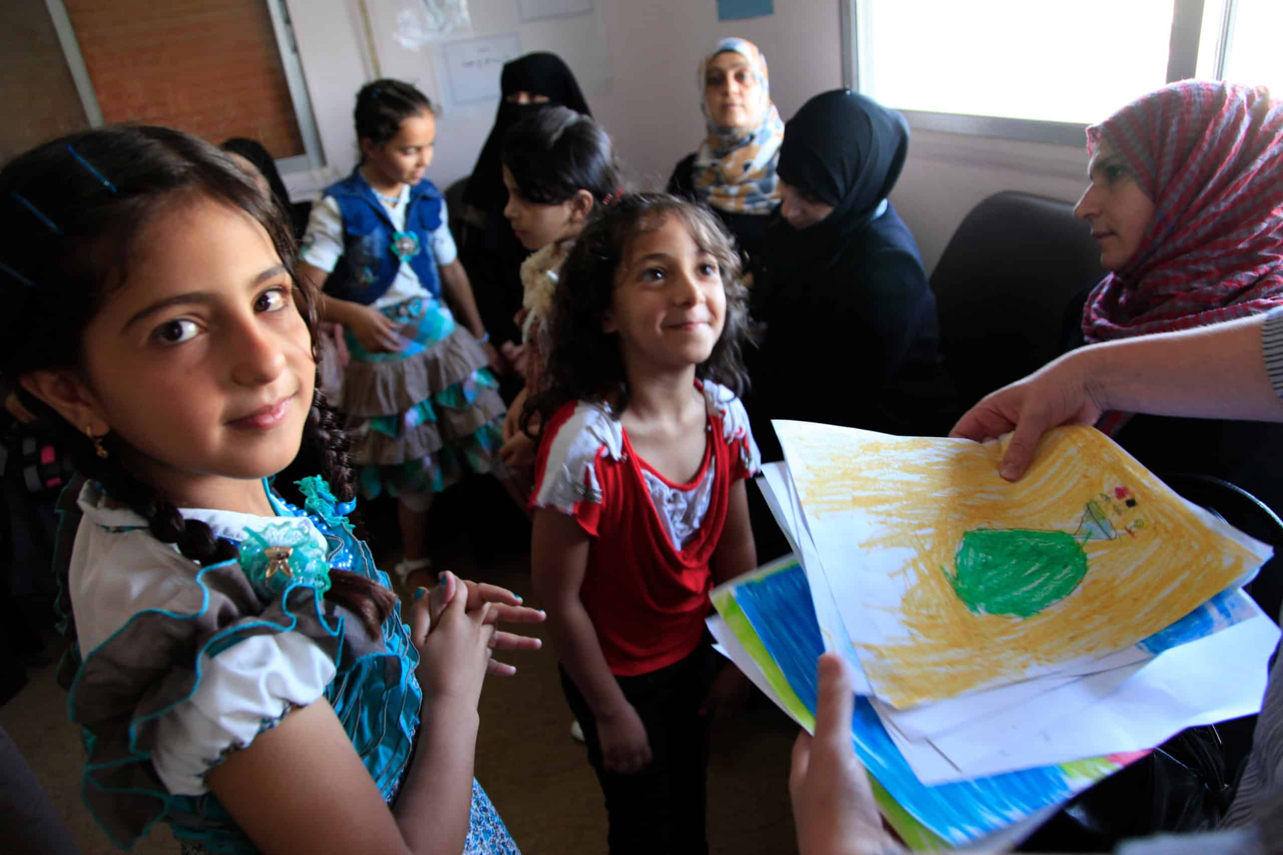 Refugee_children_from_Syria_at_a_clinic_in_Ramtha_northern_Jordan_9613477263-scaled